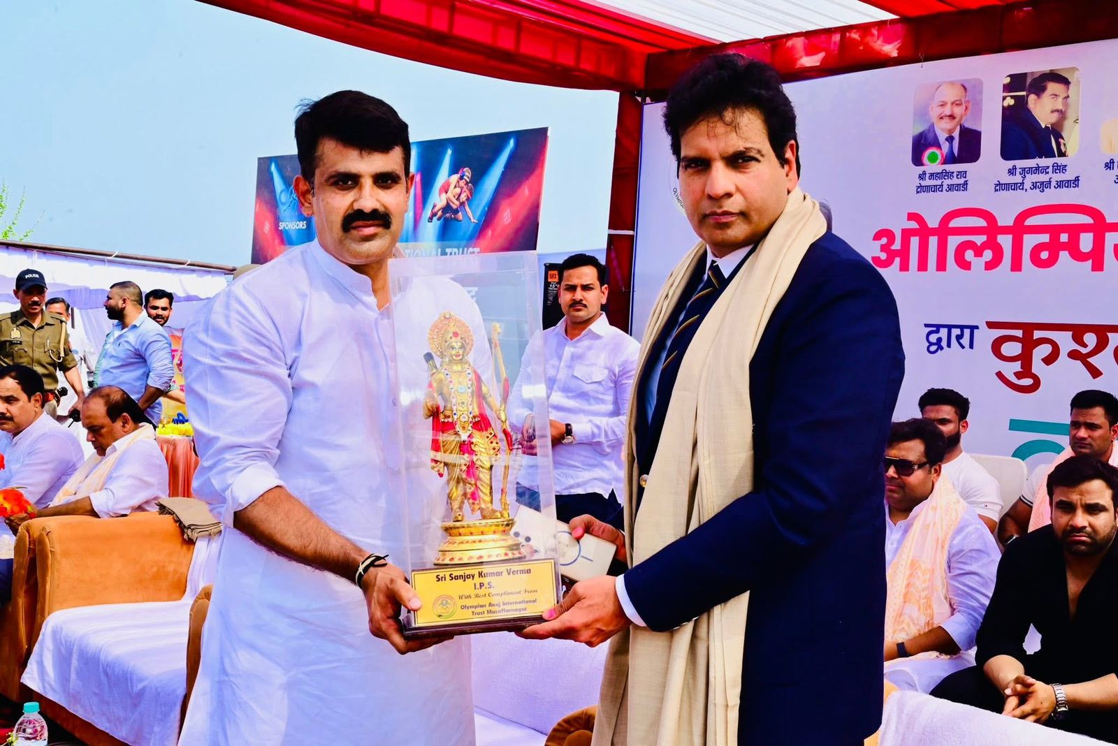 Young wrestlers with chief guest